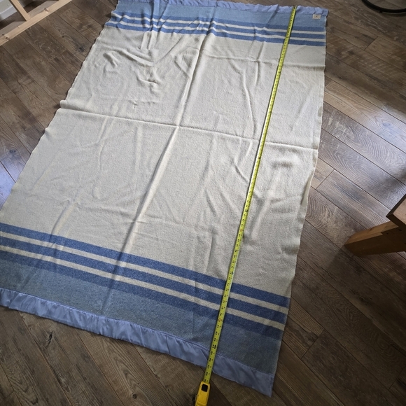 Laurentian By Ayers Pure Wool Blue and Cream Striped Blanket, Pre Loved. - Picture 5 of 8